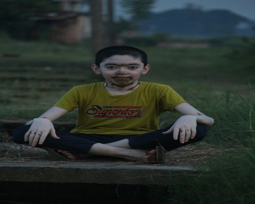 Seseorang duduk tenang menikmati waktu luang