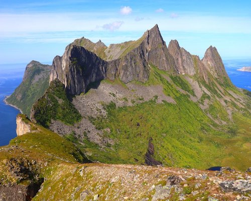 Suasana senja di perkotaan yang menandakan waktu istirahat