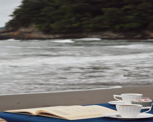 Suasana pagi yang tenang dengan buku dan sarapan ringan