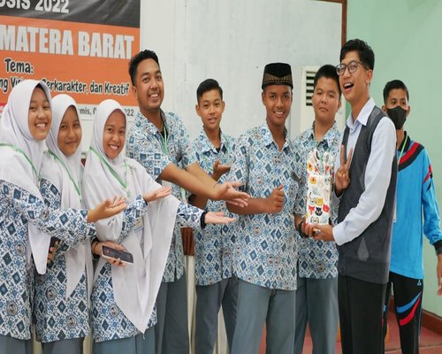 Tim editorial berdiskusi santai